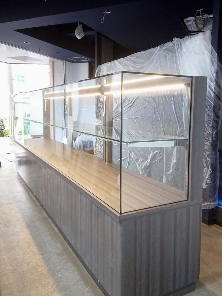 多くの人々に助けられパン屋さんのガラスケース無事納品完了 | パイン家具工房okamokuのブログ